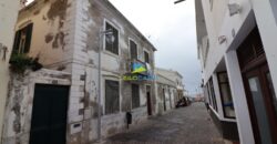 Prédio com 2 Lojas comerciais na Vila do Porto Santo