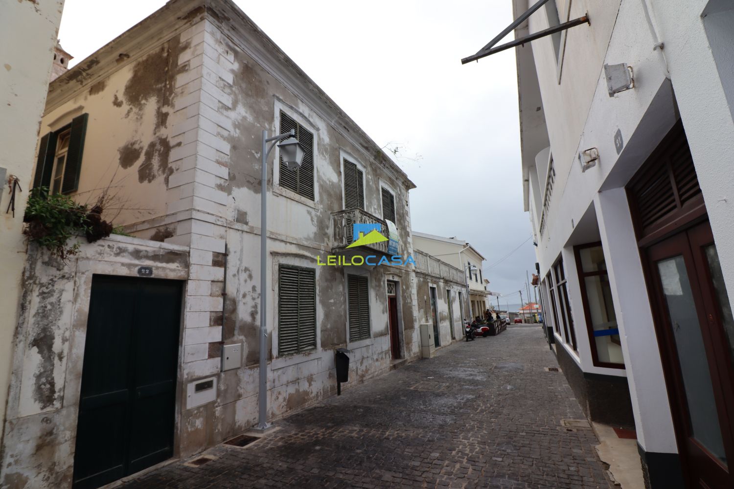 Prédio com 2 Lojas comerciais na Vila do Porto Santo