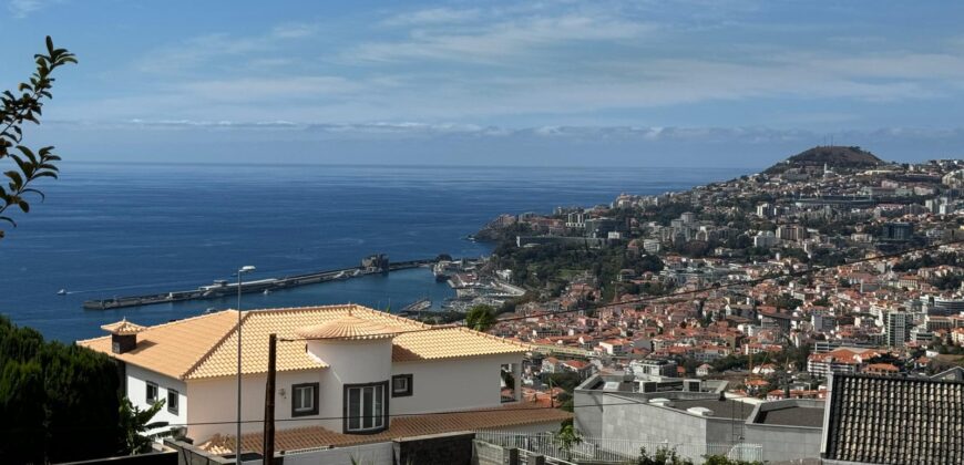 Moradia V3 + Sótão com  Vista Mar Funchal